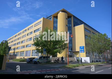 18 maggio 2022, Sassonia-Anhalt, Halle/Saale: Il tribunale in cui ha avuto luogo il processo OLG. Il verdetto contro un presunto combattente È stato pronunciato nel Centro di Giustizia di Halle sotto la sicurezza stretta. L'imputato aveva viaggiato dalla Germania alla Siria nel 2015 come allora 15 anni e si era Unito alla milizia terrorista Islamic state (IS). Il tribunale regionale superiore di Naumburg ha condannato un ex combattente A una sentenza di due anni di ringiovanimento sospeso. Foto: Heiko Rebsch/dpa Foto Stock