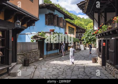 Vicolo principale con vecchi edifici in Etar complesso architettonico ed etnografico vicino alla città di Gabrovo nel nord della Bulgaria Foto Stock