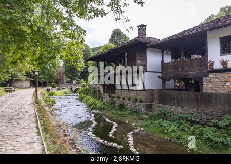 Edifici di stile tradizionale in Etar complesso architettonico ed etnografico vicino alla città di Gabrovo nel nord della Bulgaria Foto Stock