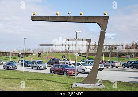 Reykjavik, Islanda, 25 aprile 2022: I semafori dell'aeroporto nazionale di Vatnsmyri attraversano il traffico intenso sulla strada del centro di Hringbraut Foto Stock