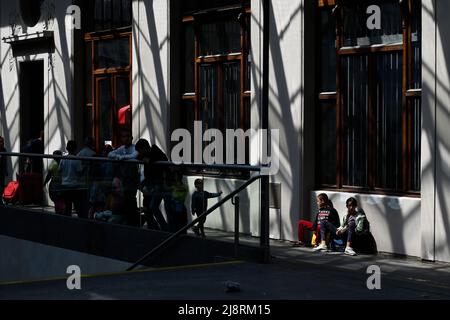 Praga, Repubblica Ceca. 18th maggio 2022. Rifugiati di guerra ucraini alla stazione ferroviaria principale di Praga, Repubblica Ceca, nella foto del 18 maggio 2022. Credit: Ondrej Deml/CTK Photo/Alamy Live News Foto Stock