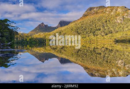 Picco e catena montuosa del Cradle Mountain riflessi nel lago Lilla all'alba del mattino presto al Cradle Mountain National Park, Tasmania, Australia Foto Stock