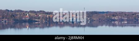 Ambach, Germania - Mar 2, 2021: Vista panoramica di Bernried - una piccola città sul lago Starnberg (Starnberger See). Con Museum der Phantasie sulla destra. Foto Stock