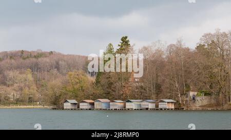 Weßling, Germania - Apr 19, 2021: Paesaggio idilliaco a Weßlinger See in autunno. Con case di barche. Foto Stock