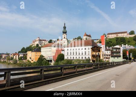 Burghausen, Germania - 24 luglio 2021: Vista sull'Alte Brücke (vecchio ponte) verso Burghausen. Con la chiesa di San Jakob e il castello di Burghausen. Foto Stock