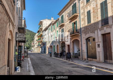 Carrer Comte de Sallent, la strada principale di Banyalbufar con negozi, ristoranti e caffetterie, patrimonio dell'umanità dell'UNESCO, sulle montagne della Serra De Tramuntana Foto Stock