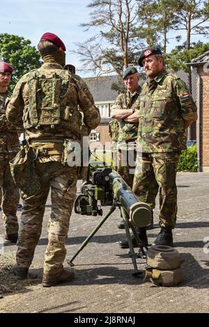 2022-05-18 11:15:12 SCHAARSBERGEN - re Willem-Alexander durante una visita di lavoro alla Brigata Airmobile dell'esercito a Schaarsbergen. Il re partecipa ad un esercizio di soldati che si preparano a dispiegarsi sul territorio della NATO nell'Europa orientale. ANP VINCENT JANNINK olanda OUT - belgio OUT Foto Stock