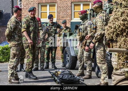 2022-05-18 11:11:41 SCHAARSBERGEN - re Willem-Alexander durante una visita di lavoro alla Brigata Airmobile dell'esercito a Schaarsbergen. Il re partecipa ad un esercizio di soldati che si preparano a dispiegarsi sul territorio della NATO nell'Europa orientale. ANP VINCENT JANNINK olanda OUT - belgio OUT Foto Stock