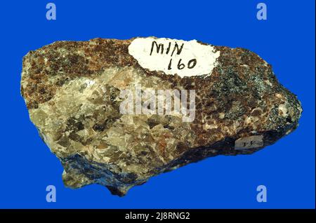 Cleiphane (var. Sphalerite) di Franklin, New Jersey. La spalerite, nota anche come blende o blende di zinco, ha composizione (Zn,Fe)S (solfuro di zinco-ferro). Può accadere in molte tonalità. Il campione contiene spalerite marrone e cleiofano, una varietà di spalerite trasparente, incolore o leggermente colorata. Il Cleiophane è costituito da solfuro di zinco quasi puro, con una traccia di cadmio. Cleiophane è anche un minerale fluorescente. Le spaleriti naturali contengono sempre del ferro e, quando il contenuto di ferro aumenta, il colore diventa più scuro. La sphalerite è il minerale principale per lo zinco. Questo campione ha una larghezza di 9 cm. Foto Stock