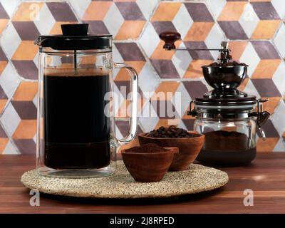 Preparazione di caffè freddo con latte in una French press, nota anche come cafetière, French press, o caffettiera a stantuffo Foto Stock