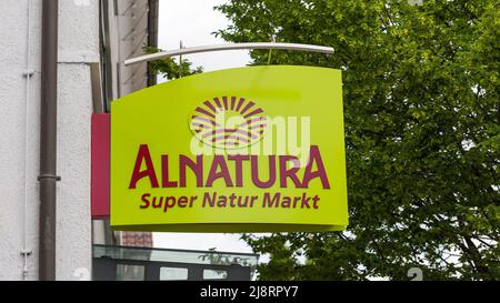 Stoccarda, Germania - 27 luglio 2021: Vista su un cartello di Alnatura. Alnatura è una catena di supermercati biologici. Foto Stock