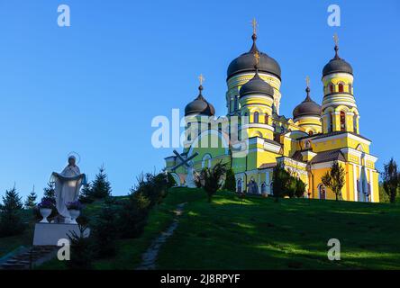 Chiesa sulla collina . Monastero di Hancu situato a Bursuc, Moldavia Foto Stock