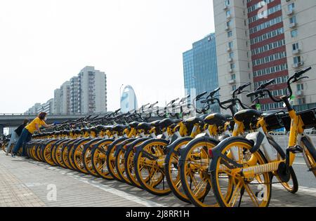 Pechino, Cina. 18th maggio 2022. Un operatore del servizio di condivisione delle biciclette disinfetta le biciclette condivise fuori da una stazione della metropolitana a Pechino, capitale della Cina, 18 maggio 2022. A Pechino, le biciclette condivise sono state disinfettate e alcune di esse sono dotate di igienizzanti manuali recentemente come misure di precauzione COVID-19, per la salute dei piloti in occasione della recente rinascita COVID-19. Credit: Chen Zhonghao/Xinhua/Alamy Live News Foto Stock