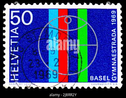 MOSCA, RUSSIA - 14 MAGGIO 2022: Francobollo stampato in Svizzera mostra il distintivo di Gymnaestrada, numero di pubblicità (1969) serie, circa 1969 Foto Stock