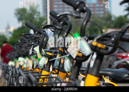 Pechino, Cina. 18th maggio 2022. Le biciclette condivise sono viste dotate di sanitizzatori a mano fuori da una stazione della metropolitana a Pechino, capitale della Cina, 18 maggio 2022. A Pechino, le biciclette condivise sono state disinfettate e alcune di esse sono dotate di igienizzanti manuali recentemente come misure di precauzione COVID-19, per la salute dei piloti in occasione della recente rinascita COVID-19. Credit: Chen Zhonghao/Xinhua/Alamy Live News Foto Stock