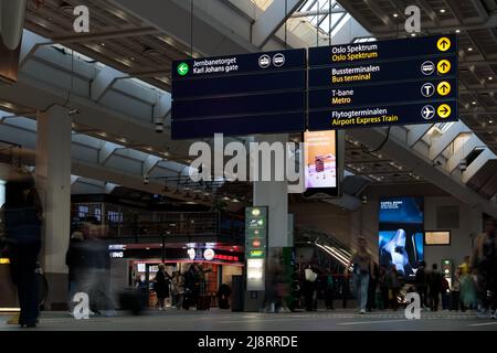 Oslo, Norvegia. 01 maggio 2022: Interno della stazione ferroviaria di Oslo, bordo informativo, passeggeri. Foto Stock