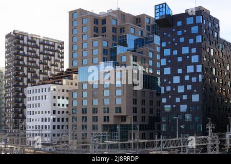 Oslo, Norvegia. 29 aprile 2022: Grattacieli moderni nel centro di Oslo, quartiere del codice a barre. Moderna architettura geometrica. Foto Stock