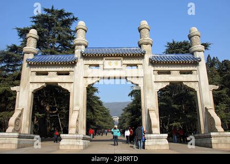 Nanjing, Provincia di Jiangsu, Cina: Mausoleo del Dr. Sun Yat Sen al Parco Nazionale del Monte Zhongshan. Il cancello d'ingresso o Archway filantropico. Foto Stock