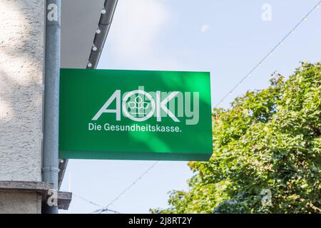 Stoccarda, Germania - 29 luglio 2021: Cartello AOK - Die Gesundheitskasse. La più grande assicurazione sanitaria pubblica della Germania. Foto Stock