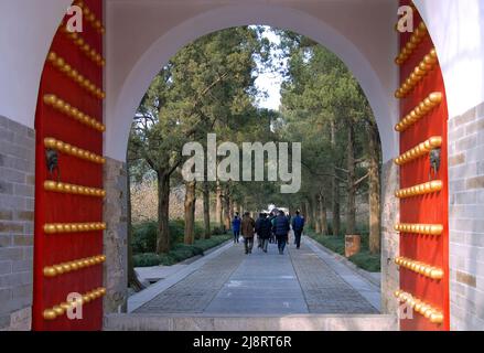 Nanjing, Provincia di Jiangsu, Cina: Il Mausoleo Xiaoling della Dinastia Ming al Parco Nazionale del Monte Zhongshan, Nanjing. Vista attraverso un cancello alla tomba Foto Stock