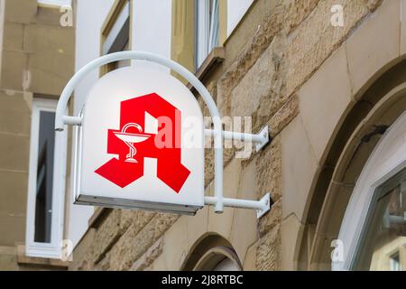 Stoccarda, Germania - 29 luglio 2021: Primo piano di un cartello Apotheke (farmacia). Simbolo per la salute, medicina e forniture mediche. Foto Stock