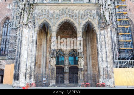 Ulm, Germania - ago 8, 2021: Vista sul portale principale della Cattedrale di Ulm (Ulmer Münster). Foto Stock