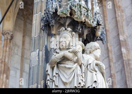 Ulm, Germania - 8 agosto 2021: Primo piano di una statua di Maria con Gesù neonato presso il portale principale della Cattedrale di Ulm. Foto Stock