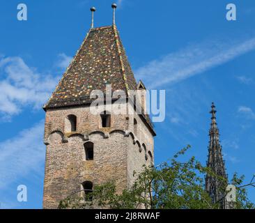 Ulm, Germania - ago 8, 2021: Vista sulla cima del Metzgerturm (torre storica). Parte del centro storico di Ulm. Foto Stock