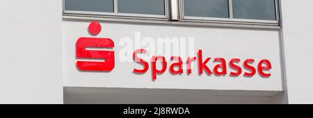 Landshut, Germania - 13 agosto 2021: Sparkasse (banca di risparmio tedesca) simbolo e scrittura. Formato panorama. Foto Stock