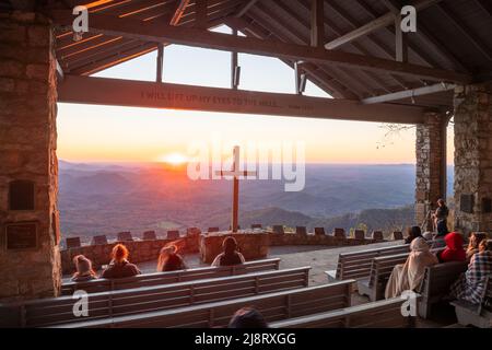 CLEVELAND, SOUTH CAROLINA - 2 NOVEMBRE 2020: I visitatori godono Pretty Place Chapel all'alba. Foto Stock