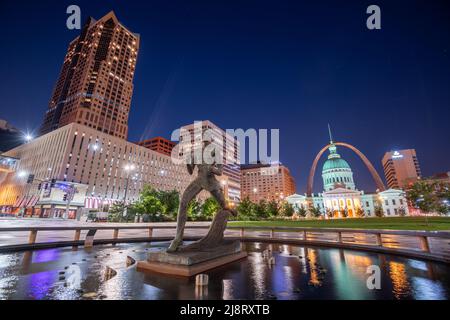 ST. LOUIS, LOUISIANA, USA - 23 agosto 2018: Vista dal Kiener Plaza Park con la statua del runner olimpico, il tribunale vecchio e il Gateway Arch a Twili Foto Stock