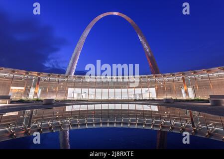 ST. LOUIS, MISSOURI - 25 AGOSTO 2018: Il Gateway Arch e il Centro visitatori nel Gateway Arch National Park all'alba. Foto Stock