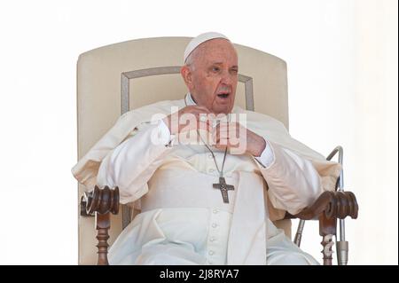 Vaticano. 18th maggio 2022. Papa Francesco frequenta l'udienza generale settimanale in Piazza San Pietro.Papa Francesco partecipa all'udienza generale Settimanale in Piazza San Pietro. Foto di Massimiliano MIGLIORATO/Catholic Press Photo Credit: Independent Photo Agency/Alamy Live News Credit: Independent Photo Agency Srl/Alamy Live News Foto Stock