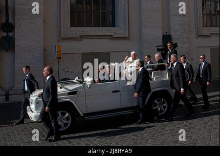 Vaticano. 18th maggio 2022. Papa Francesco frequenta l'udienza generale settimanale in Piazza San Pietro.Papa Francesco partecipa all'udienza generale Settimanale in Piazza San Pietro. Foto di Massimiliano MIGLIORATO/Catholic Press Photo Credit: Independent Photo Agency/Alamy Live News Credit: Independent Photo Agency Srl/Alamy Live News Foto Stock