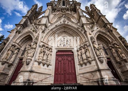 CHATEAUNEUF SUR CHER, FRANCIA, 09 APRILE 2022 : esterni e dettagli architettonici della basilica di nostra Signora dei Bambini Foto Stock