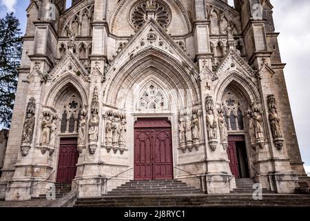 CHATEAUNEUF SUR CHER, FRANCIA, 09 APRILE 2022 : esterni e dettagli architettonici della basilica di nostra Signora dei Bambini Foto Stock
