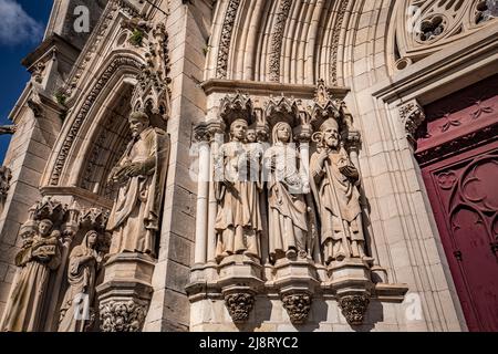 CHATEAUNEUF SUR CHER, FRANCIA, 09 APRILE 2022 : esterni e dettagli architettonici della basilica di nostra Signora dei Bambini Foto Stock