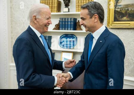 Washington, Stati Uniti d'America. 16th maggio 2022. Washington, Stati Uniti d'America. 16 maggio 2022. Il presidente degli Stati Uniti Joe Biden, dà il benvenuto al primo ministro greco Kyriakos Mitsotakis, di destra, all'ufficio ovale della Casa Bianca, 16 maggio 2022 a Washington, DC Credit: Adam Schultz/Casa Bianca Foto/Alamy Live News Foto Stock