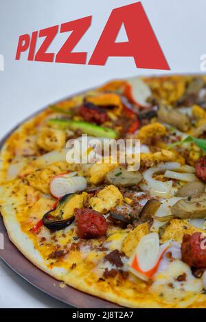 Salsiccia di pollo e pizza di pesce. Isolato su sfondo bianco Foto Stock