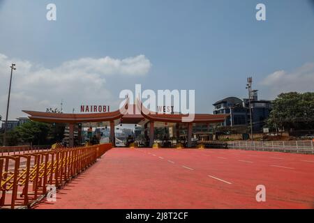 Nairobi, Kenya. 14th maggio 2022. Un casello Nairobi Expressway a Westlands, Nairobi. Il 14th maggio 2022, durante il lancio ufficiale della Nairobi Expressway, la maggior parte degli automobilisti keniani è stata autorizzata a utilizzare la superstrada che nel tempo ridurrà i peggiori casi di congestione del traffico mai visti. Gli automobilisti sono autorizzati a pagare tramite la riscossione manuale dei pedaggi o la riscossione elettrica dei pedaggi per guidare attraverso la strada. La strada sarà gestita da Moja Expressway, una filiale di China Road e Bridge Corporation per i prossimi 27 anni. Credit: SOPA Images Limited/Alamy Live News Foto Stock