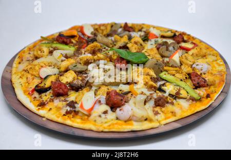 Salsiccia di pollo e pizza di pesce. Isolato su sfondo bianco Foto Stock