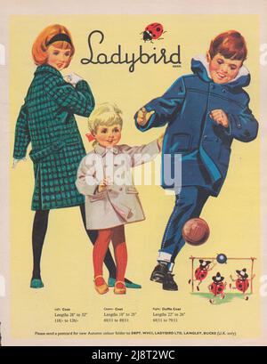 Ladybird Abbigliamento per bambini Abbigliamento per bambini Abbigliamento per bambini pubblicità vintage advert paper advert Foto Stock