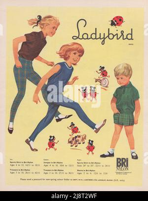 Ladybird Abbigliamento per bambini Abbigliamento per bambini Abbigliamento per bambini pubblicità vintage advert paper advert Foto Stock