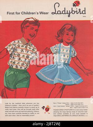 Ladybird Abbigliamento per bambini Abbigliamento per bambini Abbigliamento per bambini pubblicità vintage advert paper advert Foto Stock