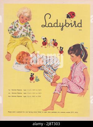 Ladybird Abbigliamento per bambini Abbigliamento per bambini Abbigliamento per bambini pubblicità vintage advert paper advert Foto Stock