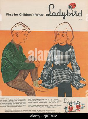 Ladybird Abbigliamento per bambini Abbigliamento per bambini Abbigliamento per bambini pubblicità vintage advert paper advert Foto Stock