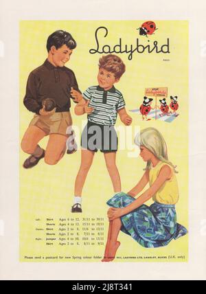 Ladybird Abbigliamento per bambini Abbigliamento per bambini Abbigliamento per bambini pubblicità vintage advert paper advert Foto Stock