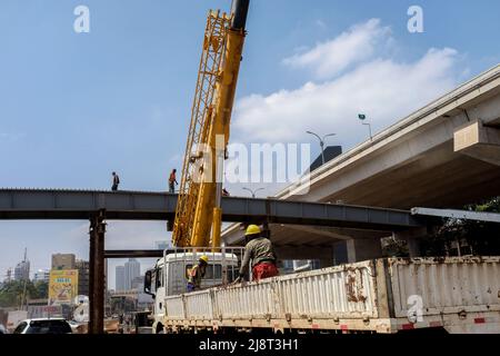 14 maggio 2022, Nairobi, Kenya: I lavoratori edili hanno fatto progressi nella nuova Nairobi Expressway. Il 14th maggio 2022, durante il lancio ufficiale della Nairobi Expressway, la maggior parte degli automobilisti keniani è stata autorizzata a utilizzare la superstrada che nel tempo ridurrà i peggiori casi di congestione del traffico mai visti. Gli automobilisti sono autorizzati a pagare tramite la riscossione manuale dei pedaggi o la riscossione elettrica dei pedaggi per guidare attraverso la strada. La strada sarà gestita da Moja Expressway, una filiale di China Road e Bridge Corporation per i prossimi 27 anni. (Credit Image: © Donwilson Odhiambo/SOPA Images Foto Stock