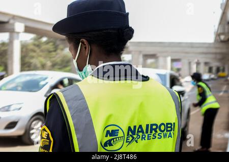 14 maggio 2022, Nairobi, Kenya: Gli ufficiali di sicurezza potenziano le operazioni di sicurezza presso il nuovo casello autostradale di Nairobi a Haile Selassie a Nairobi. Il 14th maggio 2022, durante il lancio ufficiale della Nairobi Expressway, la maggior parte degli automobilisti keniani è stata autorizzata a utilizzare la superstrada che nel tempo ridurrà i peggiori casi di congestione del traffico mai visti. Gli automobilisti sono autorizzati a pagare tramite la riscossione manuale dei pedaggi o la riscossione elettrica dei pedaggi per guidare attraverso la strada. La strada sarà gestita da Moja Expressway, una filiale di China Road e Bridge Corporation per il prossimo 27 Foto Stock