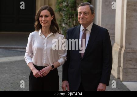 Roma, Italia. 18th maggio 2022. Il primo Ministro italiano Mario Draghi incontra il primo Ministro finlandese Sanna Marin a Palazzo Chigi. Oggi la Finlandia, insieme alla Svezia, ha formalmente chiesto di aderire alla NATO, di cui l'Italia fa già parte. Credit: LSF Photo/Alamy Live News Foto Stock